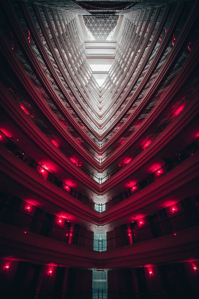 建筑内部红灯低角度摄影